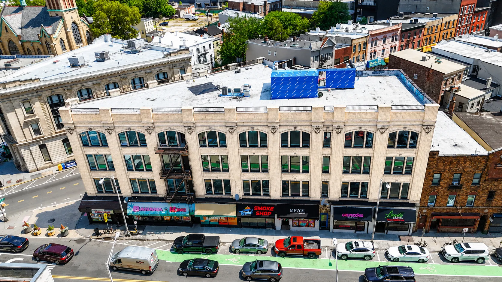 Aerial view of the building's flat roof and the surrounding blocks